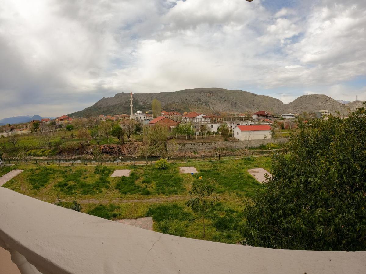 Hotel Hasmegaj Mahall' e Kryethuit Buitenkant foto
