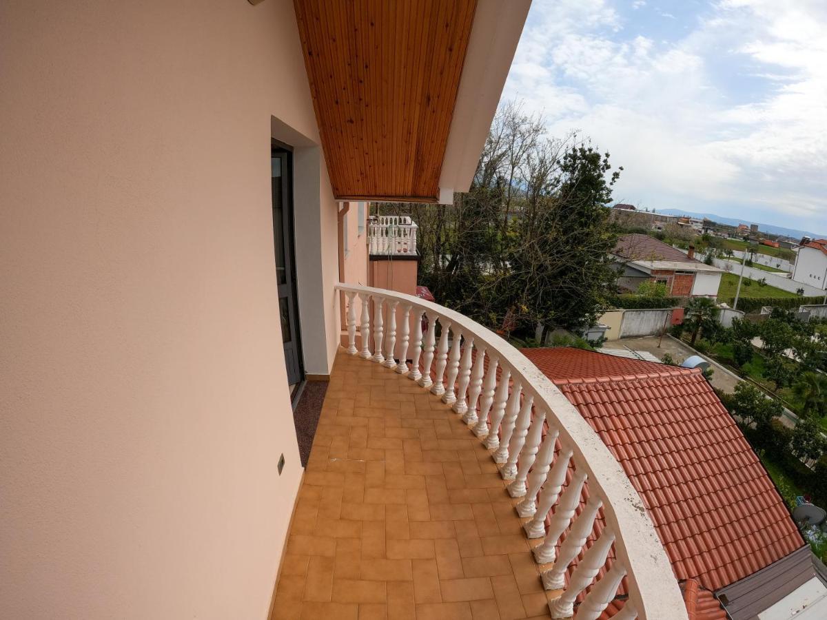Hotel Hasmegaj Mahall' e Kryethuit Buitenkant foto