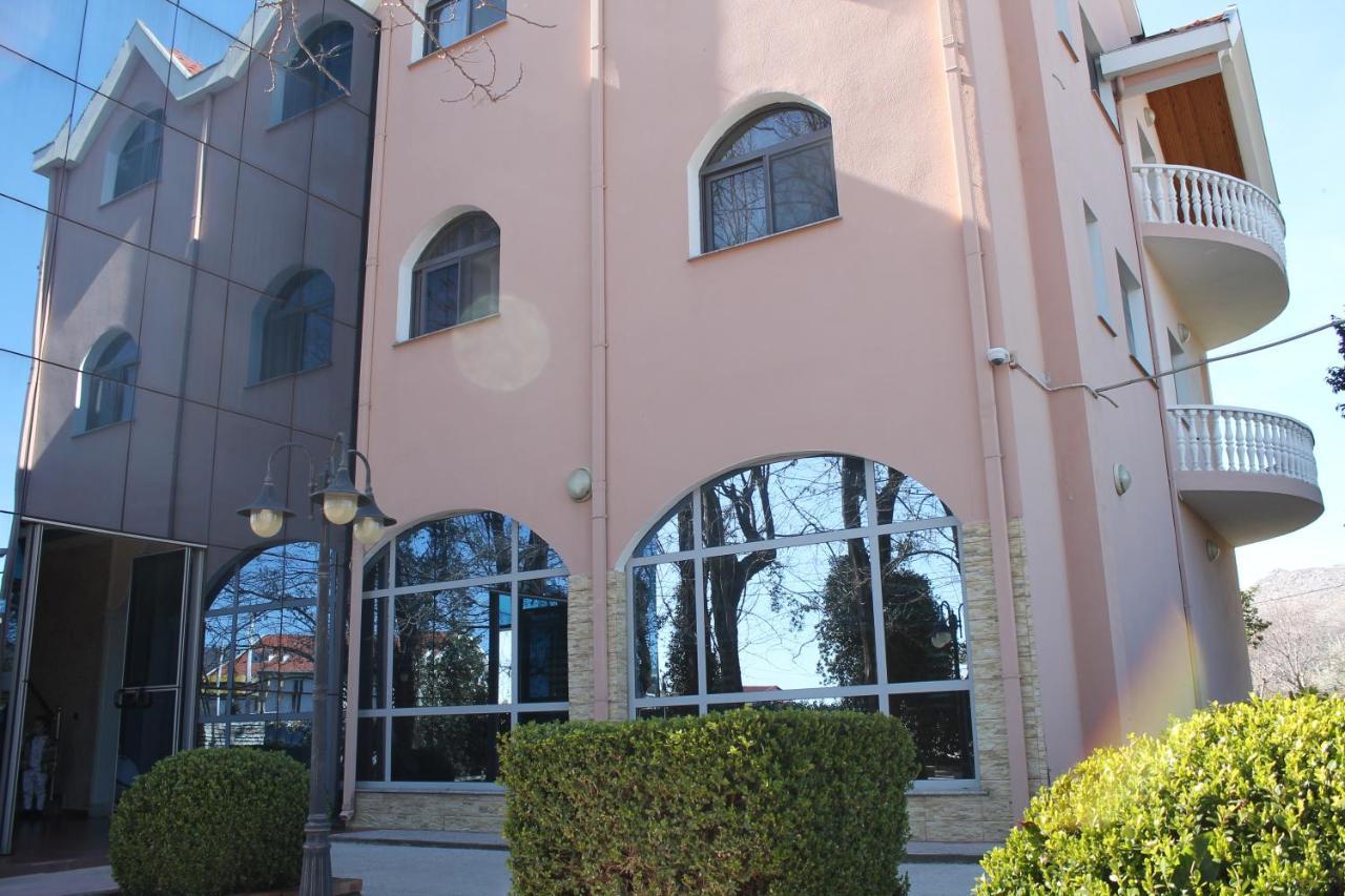 Hotel Hasmegaj Mahall' e Kryethuit Buitenkant foto